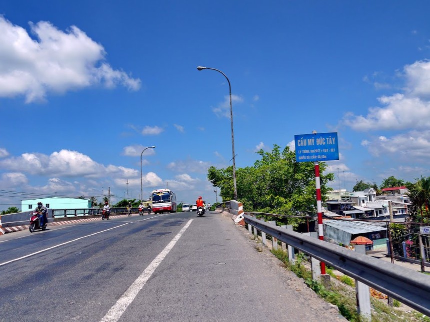 Cầu Mỹ Đức Tây trên Quốc lộ 1 đoạn qua Tiền Giang.