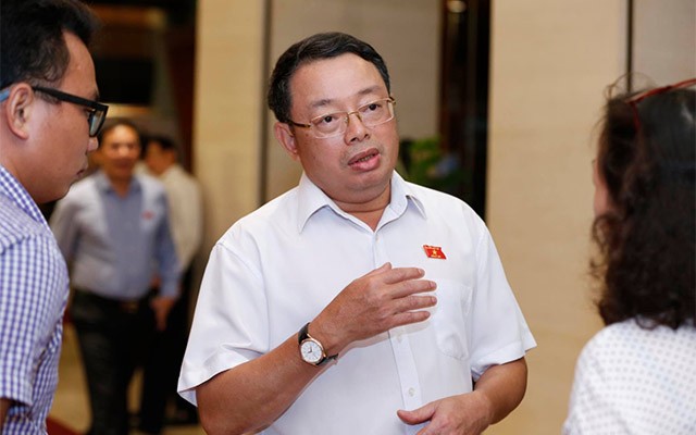 Phó chủ nhiệm Uỷ ban Kiểm tra Trung ương Hoàng Văn Trà trao đổi với báo chí bên hành lang Quốc hội.