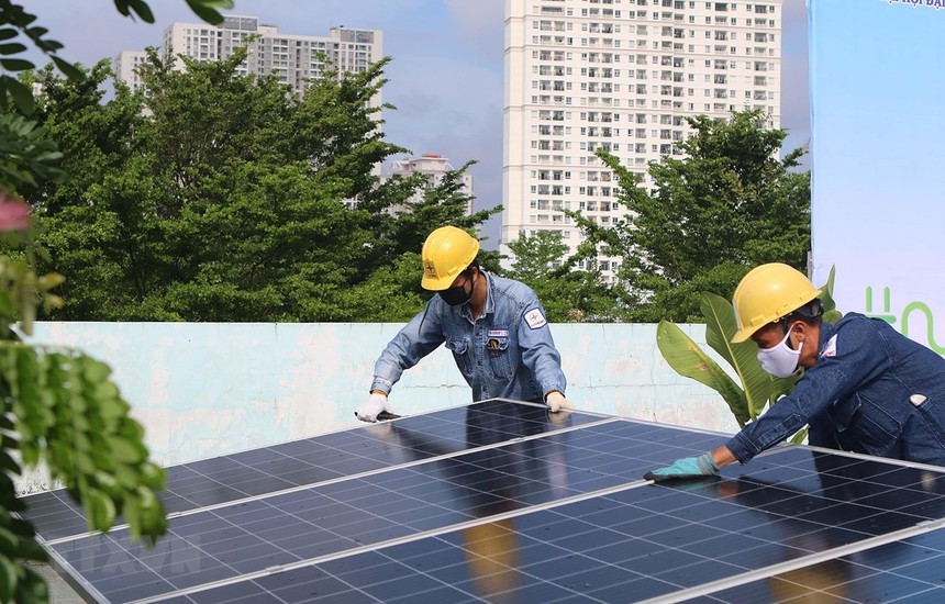 Công nhân Tổng công ty Điện lực Thành phố Hồ Chí Minh lắp đặt điện năng lượng mặt trời tại công trình Nhà thiếu nhi Quận 4. 9Ảnh: Thanh Vũ/TTXVN) 