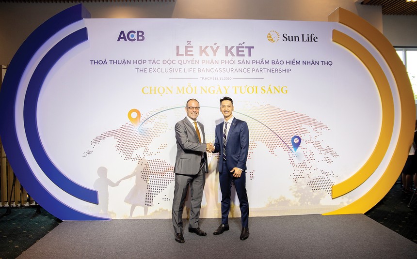 Ông Larry Madge, Tổng giám đốc Sun Life Việt Nam và ông Trần Hùng Huy, Chủ tịch HĐQT Ngân hàng ACB tại Lễ ký thỏa thuận hợp tác