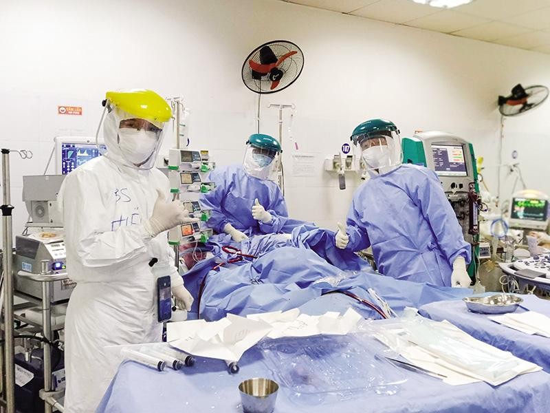 Các bác sĩ tại Bệnh viện Bệnh nhiệt đới Trung ương đang điều trị cho một bệnh nhân Covid-19