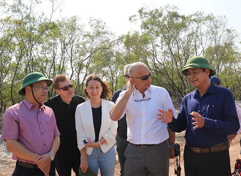 Lãnh đạo tỉnh Quảng Trị trao đổi với ông Luca Dragonetti tại chuyến khảo sát đầu tư của đoàn công tác Công ty Năng lượng ENI Việt Nam tại Quảng Trị.