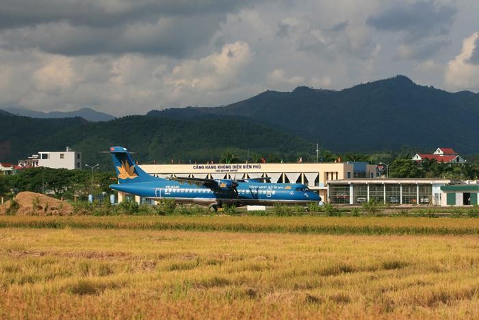 Cảng Hàng không Điện Biên Phủ hiện chỉ có Công ty Bay dịch vụ hàng không (Vasco) đầu tư máy bay ATR72 khai thác đường bay Điện Biên - Hà Nội với tần suất 2 chuyến/ngày.