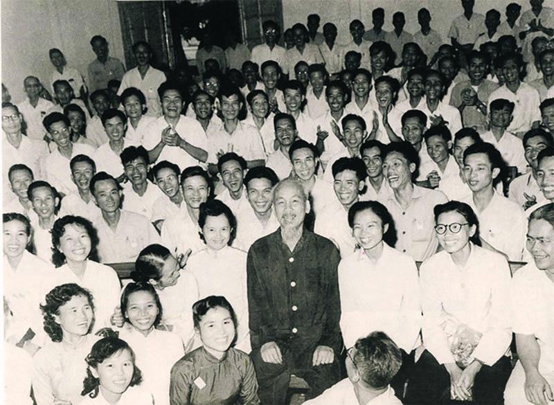 Chủ tịch Hồ Chí Minh chụp ảnh lưu niệm với các đại biểu dự Đại hội lần thứ III Hội Nhà báo Việt Nam (tháng 9/1962).
