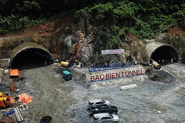 Đến thời điểm này, đây là đường hầm xuyên núi lớn nhất Quảng Ninh và cũng là một trong những đường hầm xuyên núi có nền đường lớn nhất Việt Nam. Ảnh: Đỗ Phương.