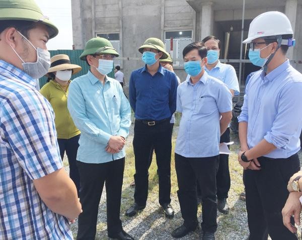 Phó chủ tịch UBND tỉnh Quảng Bình Phan Mạnh Hùng (thứ hai bên trái ảnh) đi kiểm tra thực địa tại dự án Thoát nước và Vệ sinh môi trường đô thị Ba Đồn.
