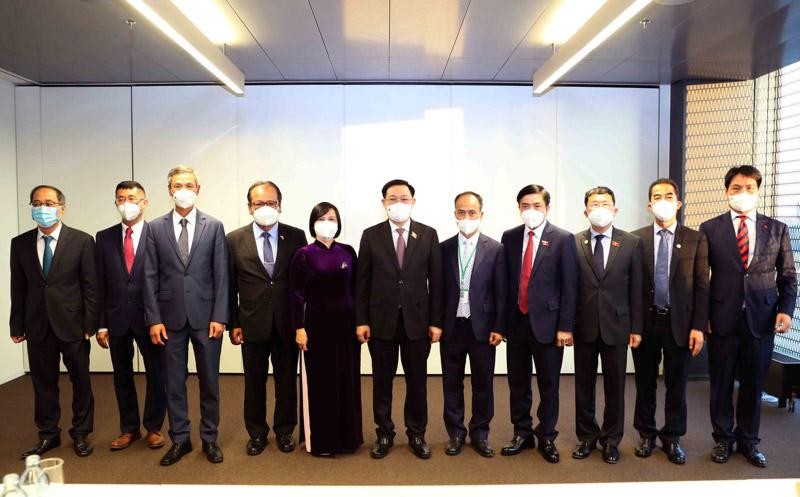 Chủ tịch Quốc hội Vương Đình Huệ gặp 6 Đại sứ Việt Nam tại các nước khu vực châu Âu (Ảnh- TTXVN).