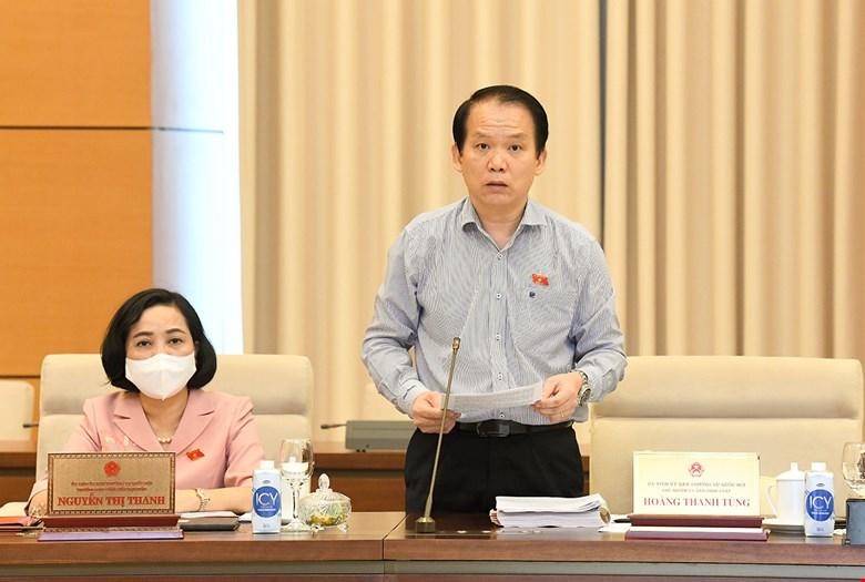 Chủ nhiệm Uỷ ban Pháp luật Hoàng Thanh Tùng trình bày báo cáo thẩm tra.