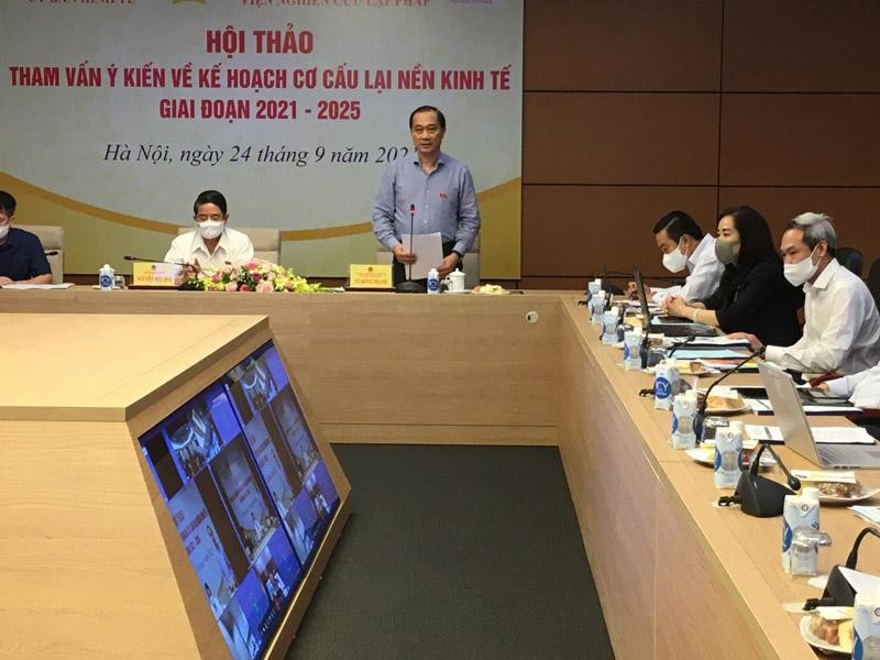 Chủ nhiệm Uỷ ban Kinh tế Vũ Hồng Thanh phát biểu khai mạc hội thảo.
