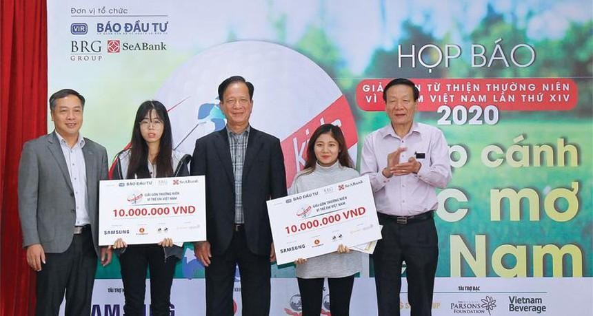 Quỹ từ thiện Vì trẻ em Việt Nam trao học bổng cho các học sinh, sinh viên có hoàn cảnh khó khăn đạt thành tích xuất sắc trong học tập