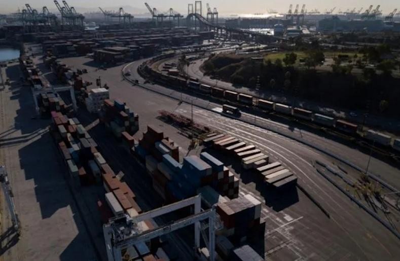 Cảng Los Angeles (Mỹ) đã triển khai phương án hoạt động 24/7 để giải phóng container bị ách tắc. Ảnh: AFP