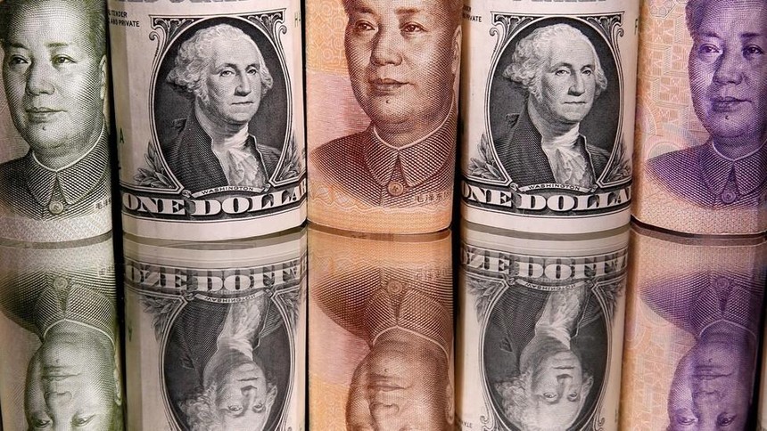 Đồng đô la Mỹ và đồng Nhân dân tệ của Trung Quốc. Ảnh: AFP