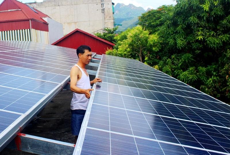 Một hộ dân ở Hòa Bình lắp điện mặt trời mái nhà