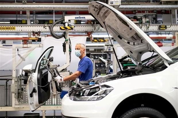 Nhiều hãng xe của Đức như Volkswagen, BMW... cho biết đã cắt giảm sản lượng vì thiếu nguồn cung từ khu vực xung đột. (Ảnh: Reuters/TTXVN) 
