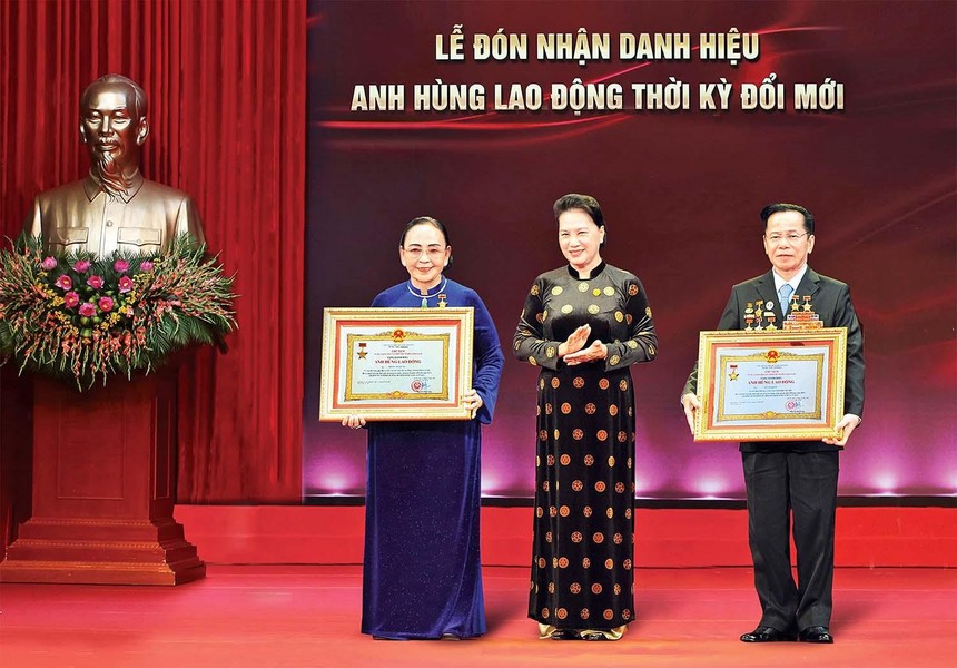 Chủ tịch Quốc hội Nguyễn Thị Kim Ngân trao danh hiệu Anh hùng Lao động thời kỳ đổi mới cho ông Lê Văn Kiểm và bà Trần Cẩm Nhung (năm 2020).