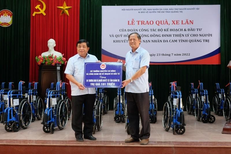 Bộ trưởng Nguyễn Chí Dũng trao biểu trưng phần quà trị giá 191 triệu đồng cho Hội người khuyết tật tỉnh Quảng Trị