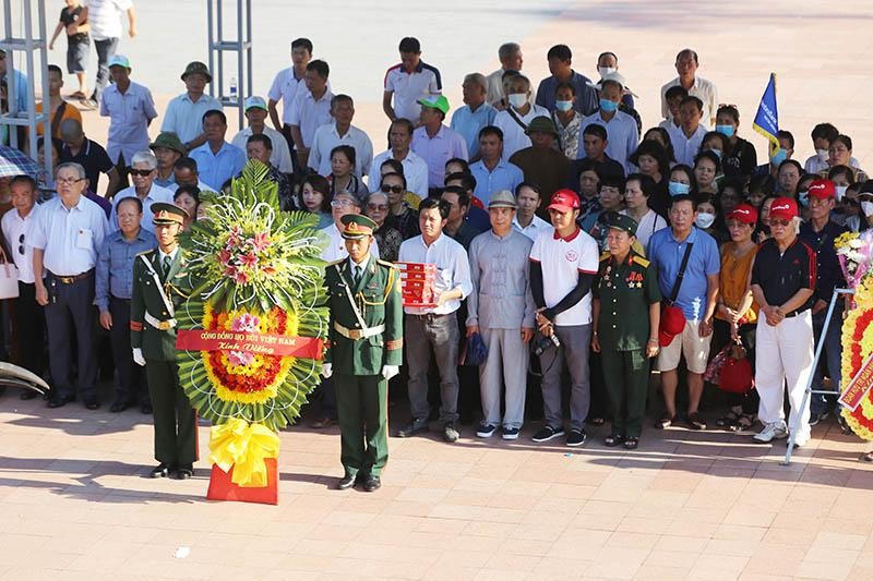 Người dân viếng Bia tưởng niệm tại Thành cổ Quảng Trị mùa hè năm 2022 sau 50 năm giải phóng. Ảnh: Phước Tuần
