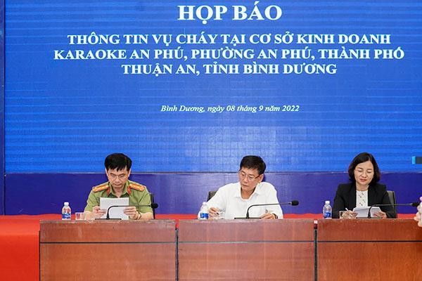 Ông Mai Hùng Dũng (ngồi giữa) Phó chủ tịch UBND tỉnh Bình Dương chủ trì họp báo