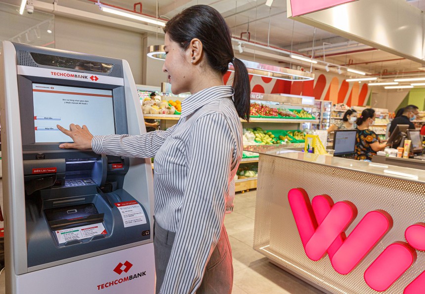 Khách hàng nộp tiền và rút tiền tại hệ thống CDM thế hệ mới của Techcombank bên trong cửa hàng WIN