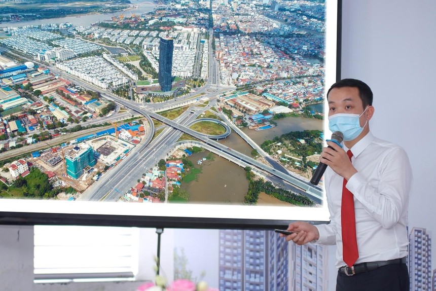 Ông Đỗ Hữu Hậu, Phó tổng giám đốc TCH đang cập nhật tiến độ xây dựng các dự án của Công ty